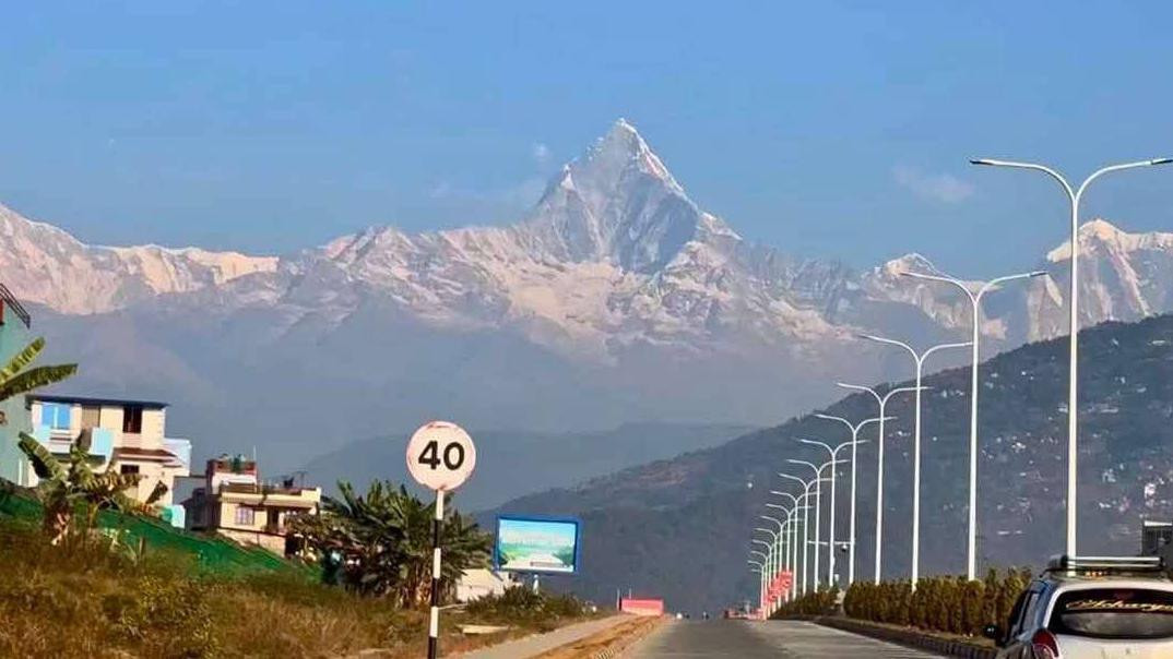 Planina Mačapučare u Nepalu po vedrom danu 
