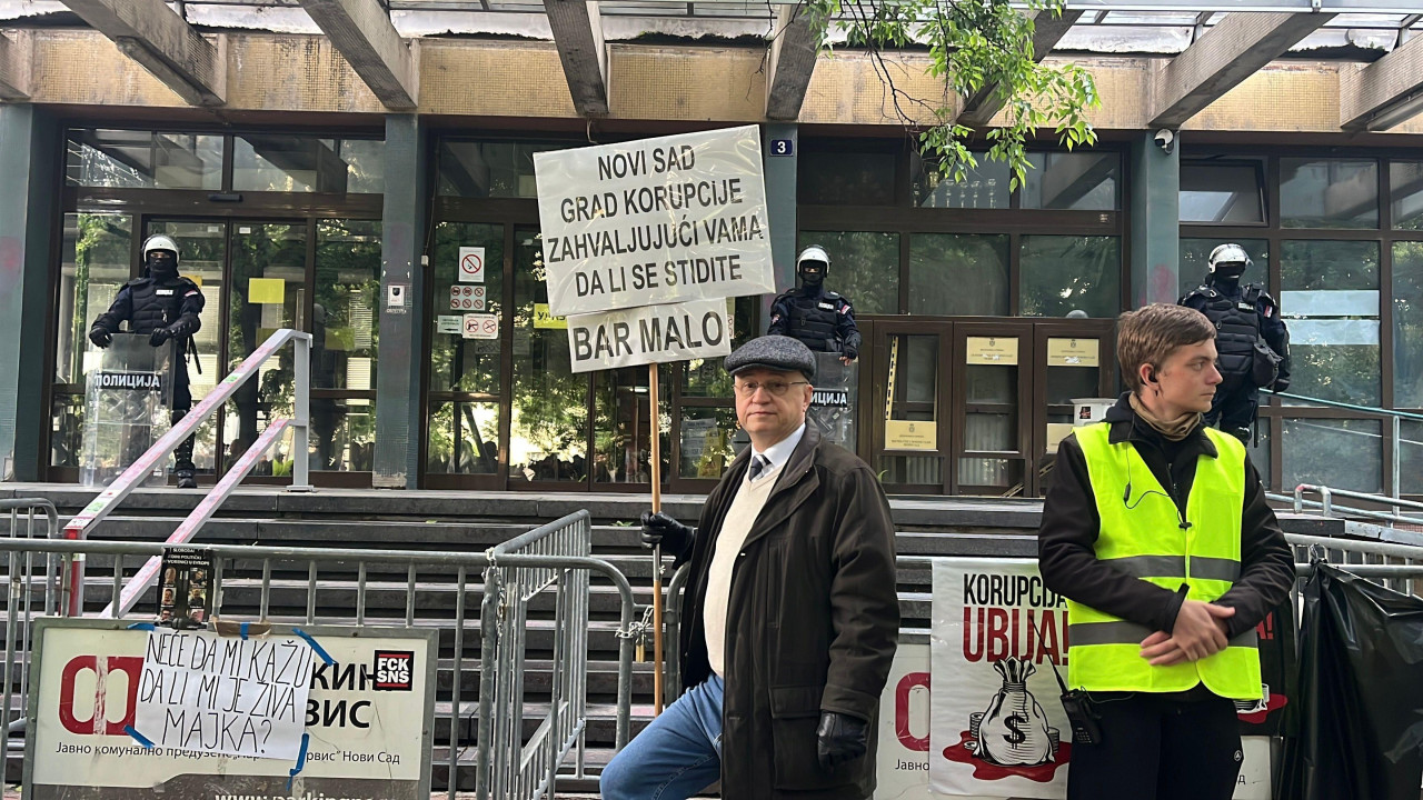 Demonstranti sa transparetnima ispred zgrade suda koju čuva policija za razbijanje demonstracija
