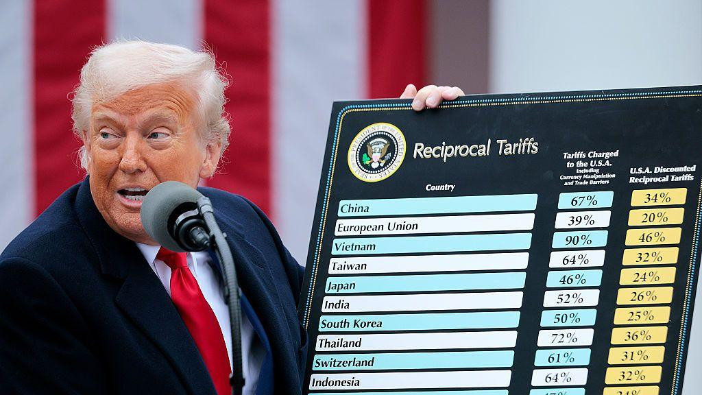Američki predsednik Donald Tramp u tamno plavom odelu s crvenom kravatom 