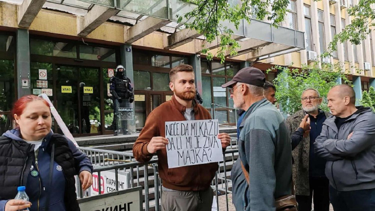 Milan Čanak, sin pritvorene Marije Vasić koja štrajkuje glađu, ispred zgrade novosadskih pravosudnih organa sa transparentom: 'Neće da mi kažu da li mi je živa majka', blokada suda u novom sadu