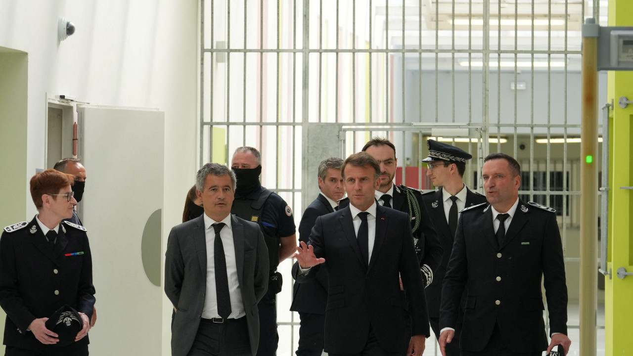 Darmanen i francuski predsednik Emanuel Makron u poseti jednom od francuskih zatvora