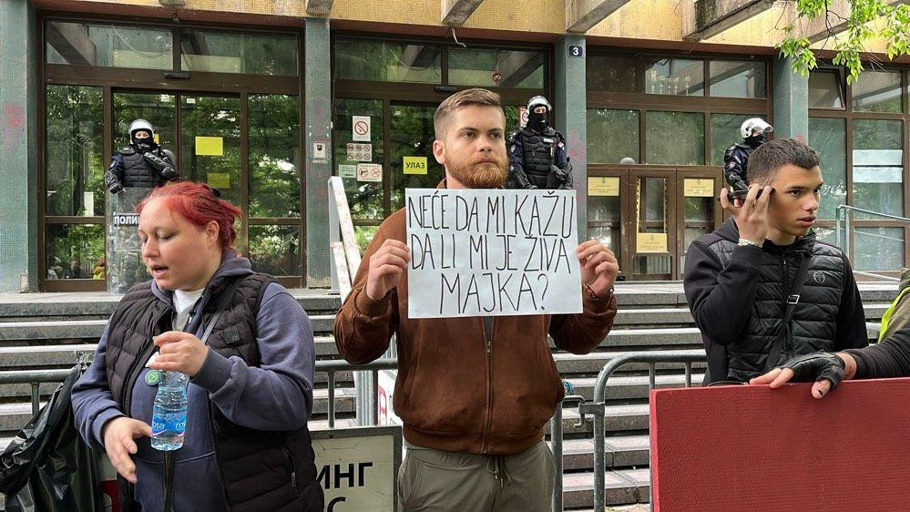 Milan Čanak, sin pritvorene Marije Vasić koja štrajkuje glađu, ispred zgrade novosadskih pravosudnih organa sa transparentom: 'Neće da mi kažu da li mi je živa majka', blokada suda u novom sadu