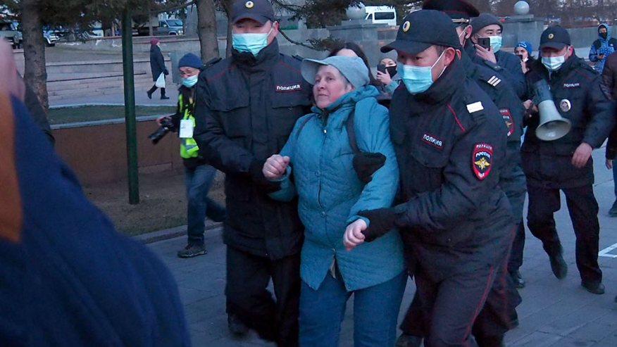 Policija odvodi Nataliju Filonovu na jednom od protesta