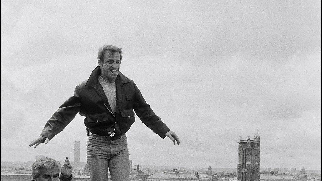Belmondo sa bratom Alanom, dok testira ravnotežu na setu