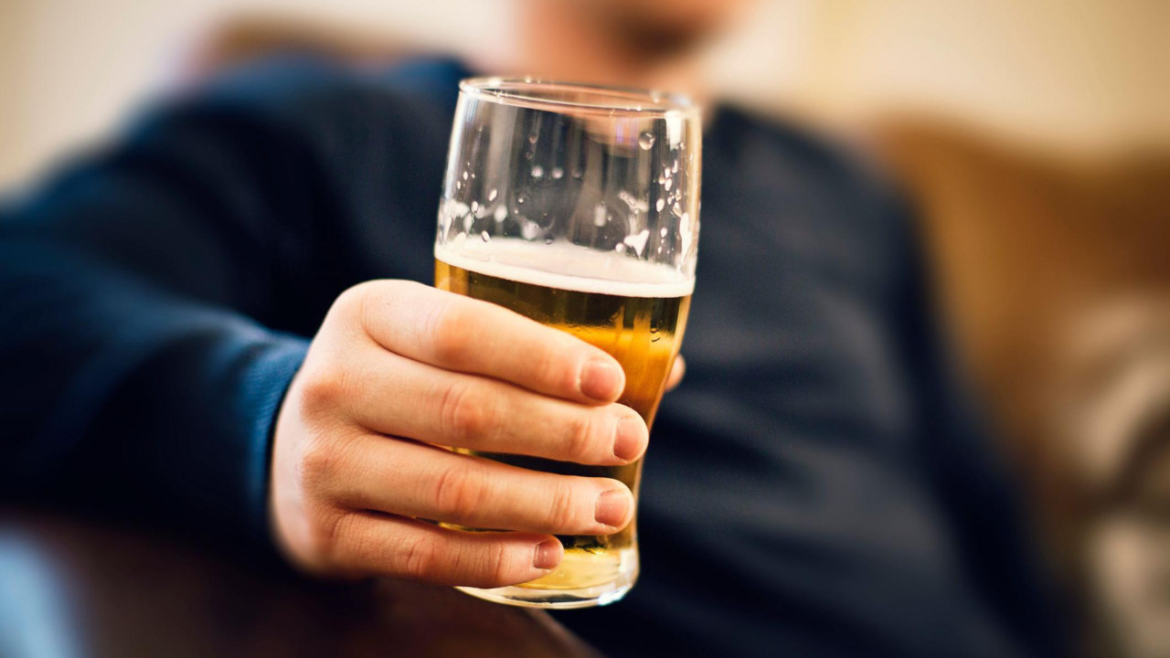 Muškarac drži pivo 