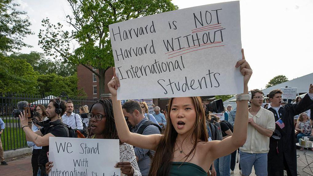 Protest ispred kampusa Univerziteta Harvard 27. maja