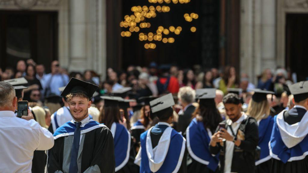 Studenti poziraju u diplomskim togama u centru Londona 