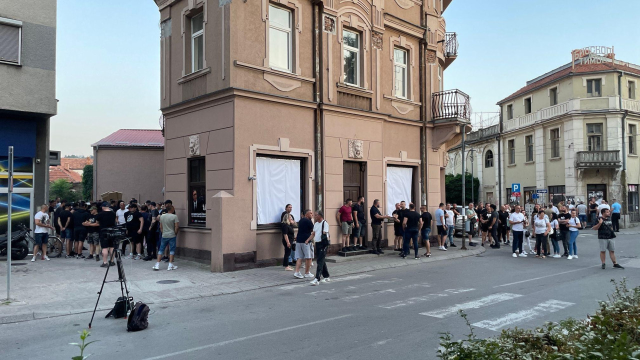 Okupljeni ljudi ispred zgrade