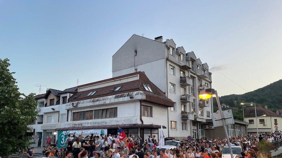 Ljudi se okupljaju ispred izbornog štaba liste Ujedinjeni za Kosjerić