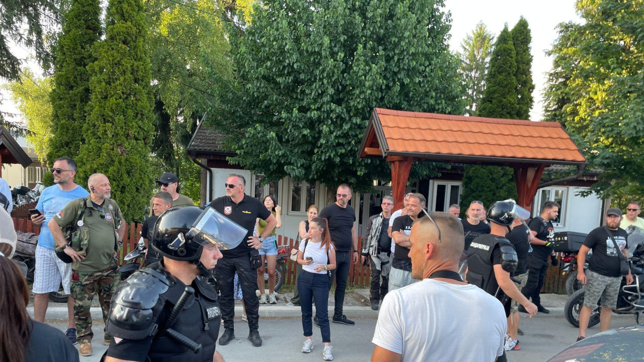 Policija i demonstranti u Kosjeriću