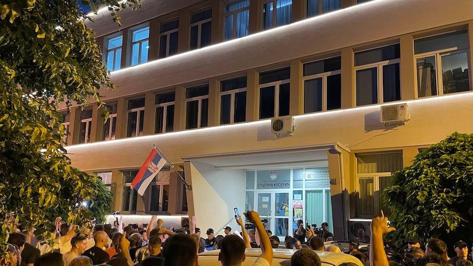 Stanovnici Kosjerića ispred zgrade opštine