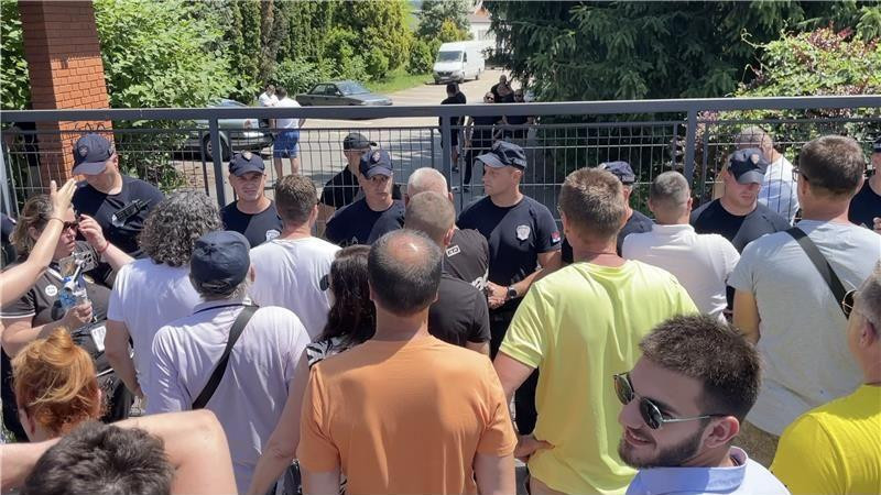 Demonstranti i policija u Kosjeriću