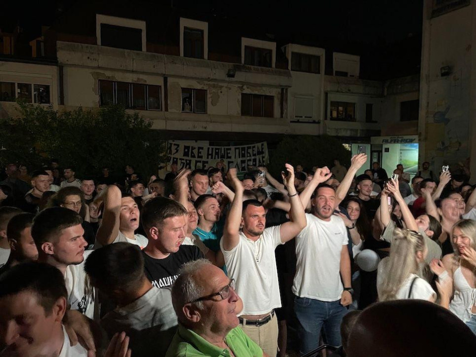 Stanovnici Kosjerića slave ispred štaba liste Ujedinjeni za Kosjerić