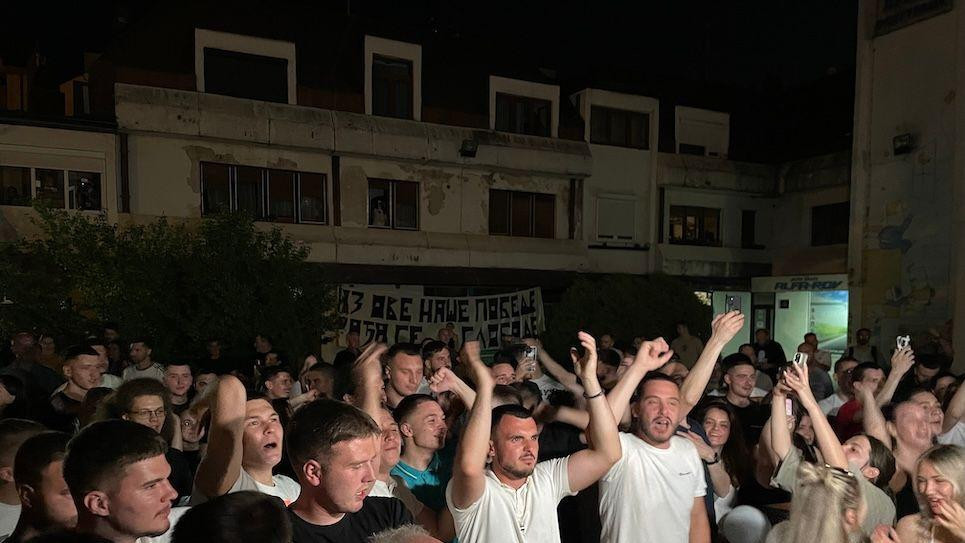 Stanovnici Kosjerića slave ispred štaba liste Ujedinjeni za Kosjerić