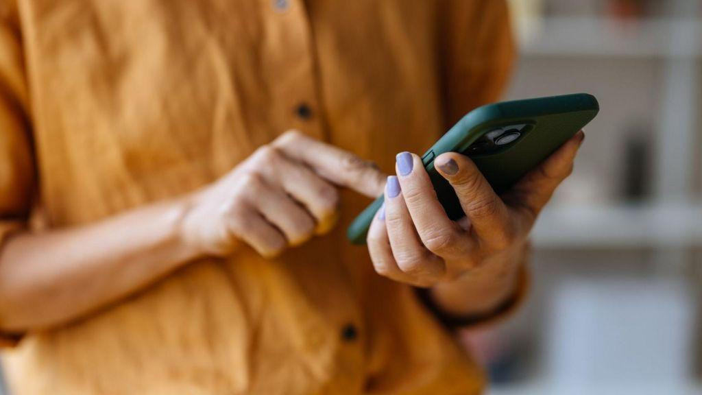 Devojka sa telefonom