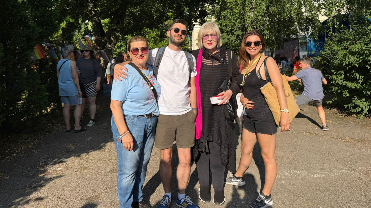 Dunja Mijatović (treća s leva), nekadašnja komesarka za ljudska prava Saveta Evrope, na Povorci ponosa u Sarajevu