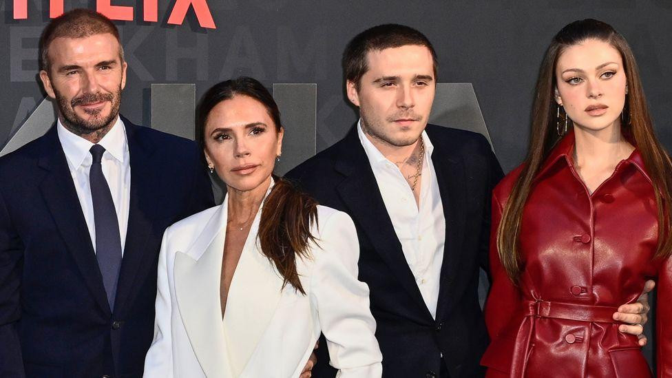 Ser Dejvid Bekam sa suprugom Viktorijom, sinom Bruklinom i snajom Nikolom Pelc na premijeri Netfliksove dokumentarne serije o njihovoj porodici 2023. godine