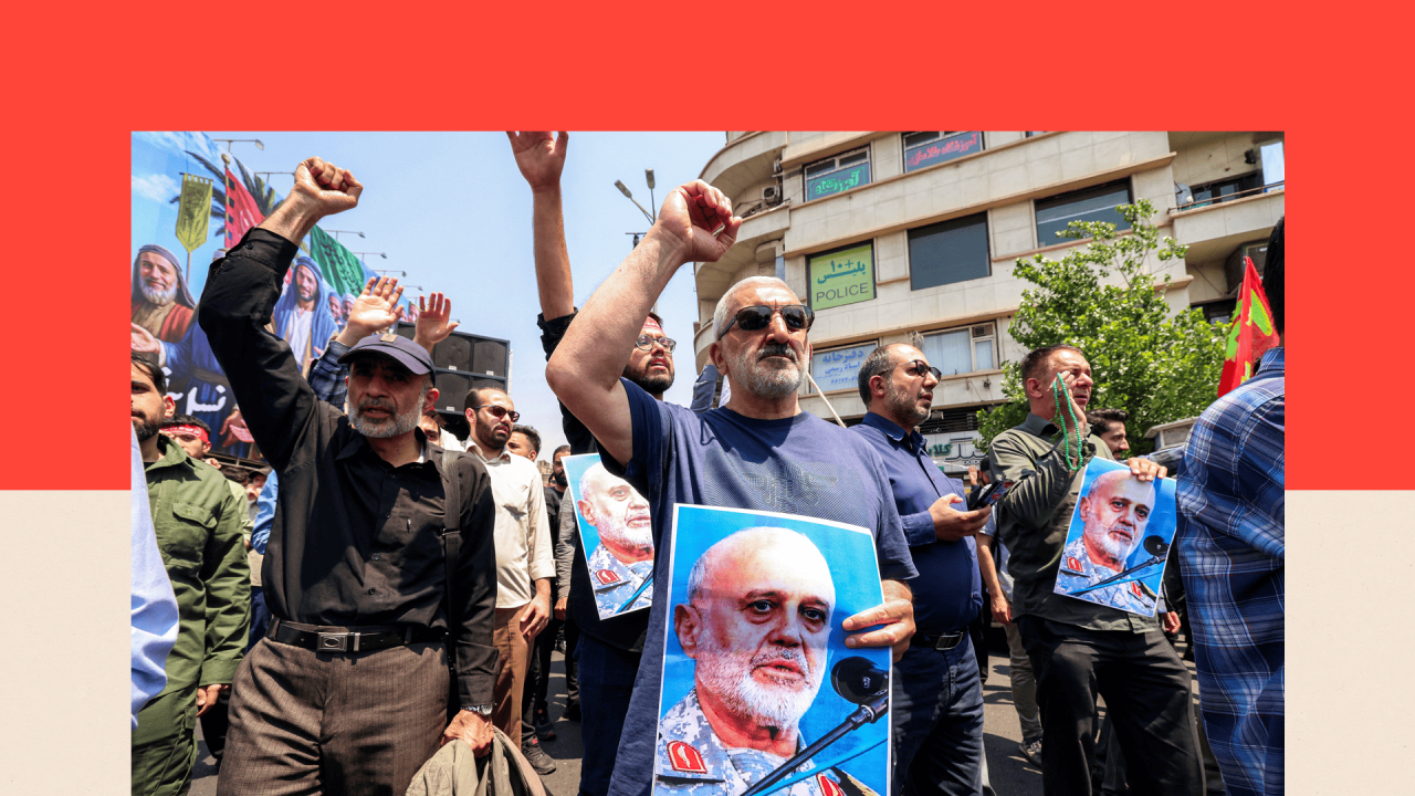 ljudi drže fotografiju generala Islamske revolucionarne garde - Golama Ali Rašida, u Teheranu 13. juna 2025. 