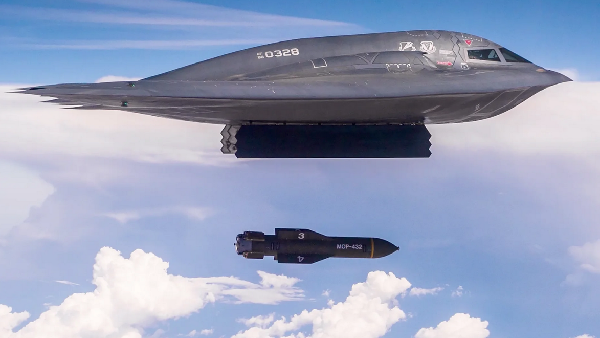 Samo je američki B-2 Spirit konfigurisan i programiran da izbaci bombu GBU-57A/B Masivni artiljerijski penetrator (MOP)