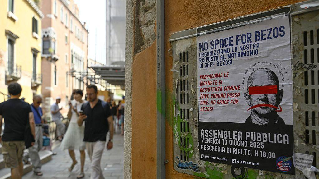 Plakat na ulici u Veneciji na kojem piše: „Organizujmo naš odgovor na venčanje Džefa Bezosa! Pripremamo dane zajedničkog otpora da bismo svima dali priliku da kažu: Nema mesta za Bezosa!” 