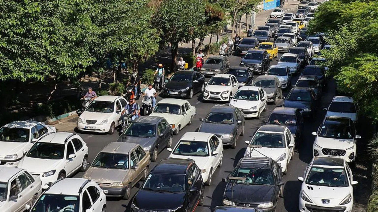Saobraćajna gužva dok ljudi napuštaju Teheran, prestonicu Irana