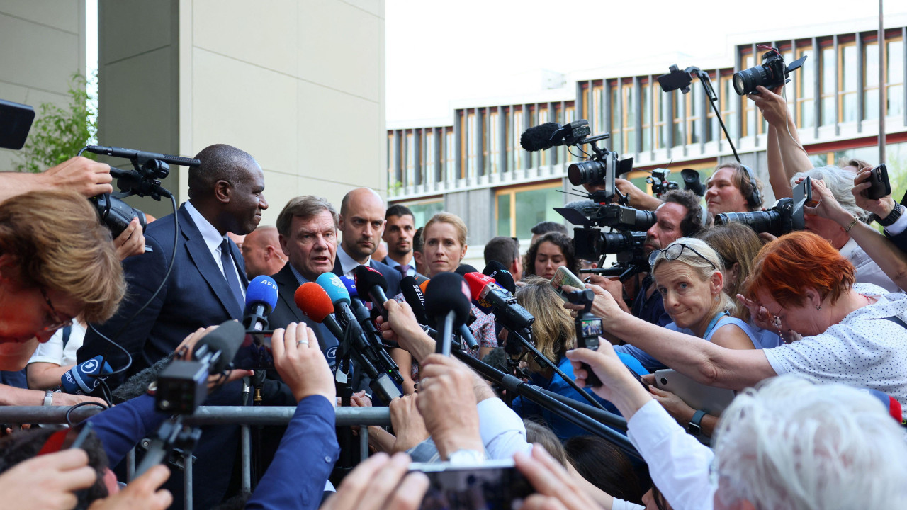 Političari ispred mikrofona velikog broja medija