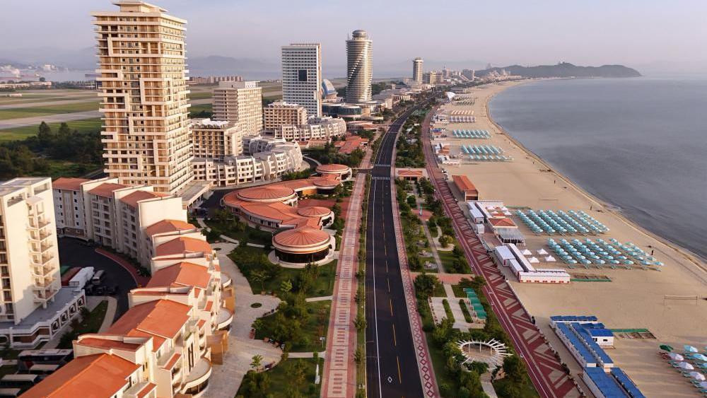 Fotografija Centralne korejske novinske agencije koja prikazuje snimak iz vazduha na priobalnu turističku zonu Vonsan Kalma