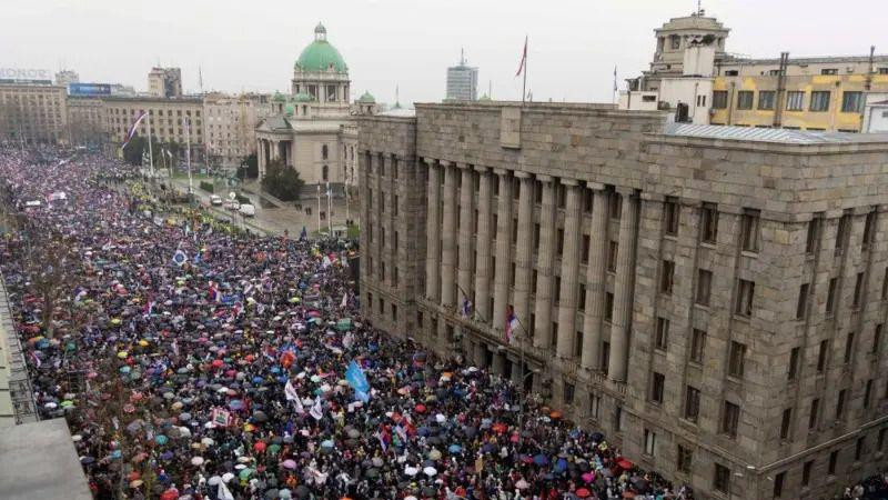 Pogled iz vazduha na masu ljudi kod Skupštine Srbije i okolne ulice (u prvom planu je zgrada Ustavnog suda) 15. marta 2025.