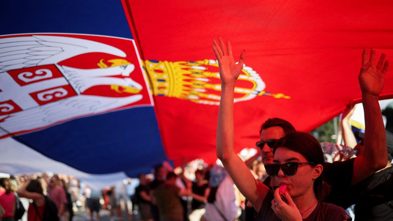 Na Slaviji je razapeta i velika zastava Srbije