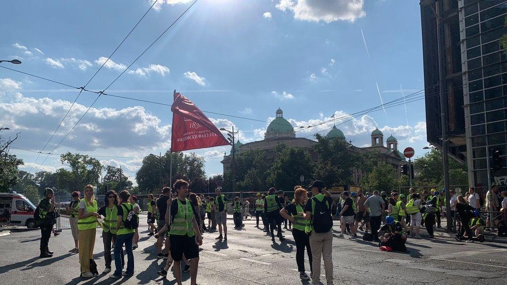 Studenti su postavili zaštitne ograde blizu Skupštine Srbije kako bi onemogućili prolaz pored skupa protivnika blokada