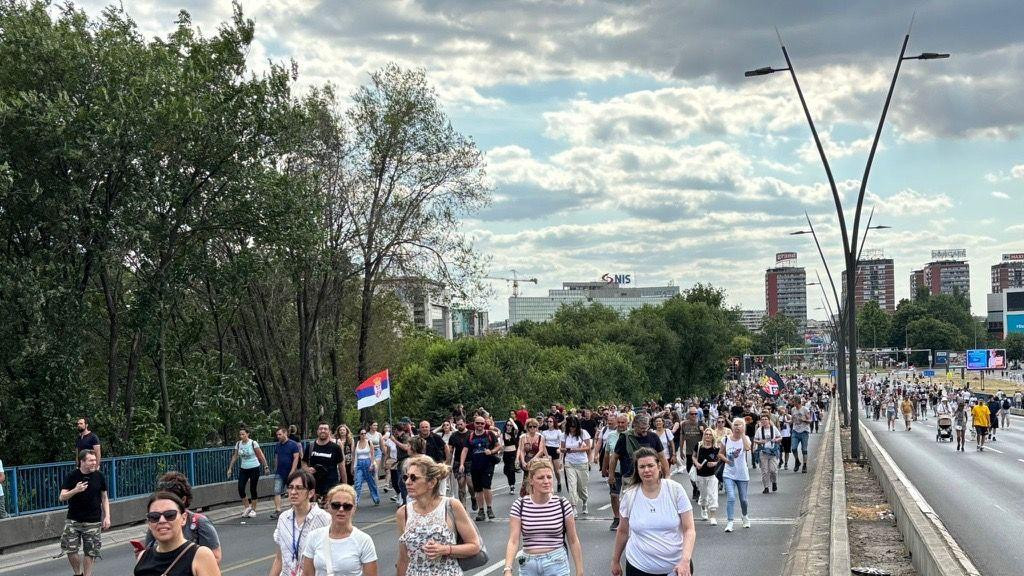 Građani na Brankovom mostu na putu ka studentskom protestu