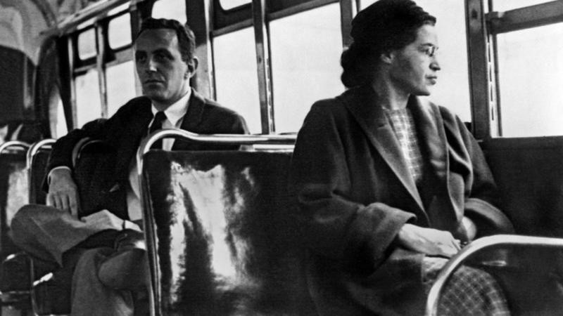Žena sedi u autobusu