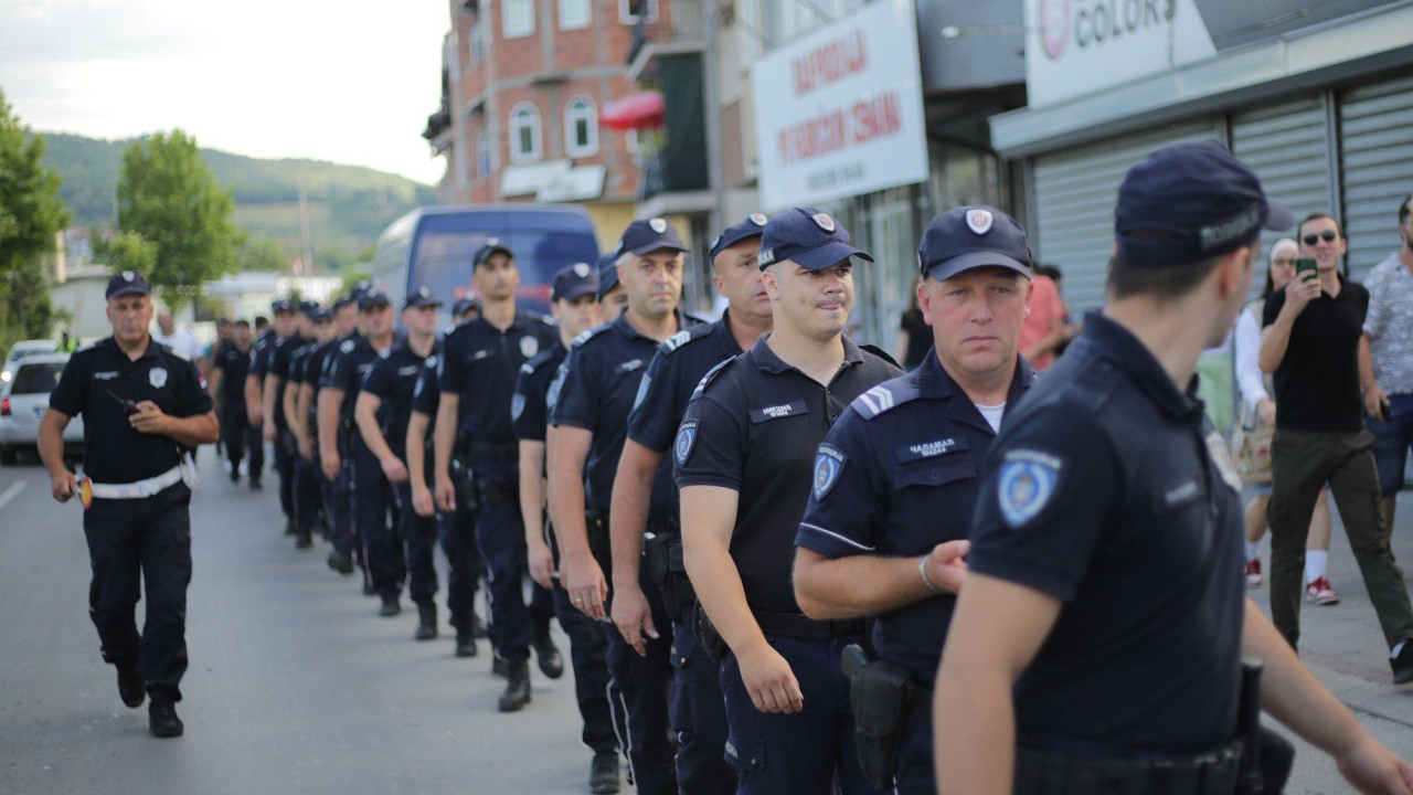 Policija stoji