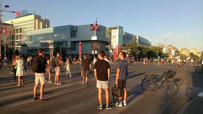 Ljudi stoje na raskrsici
