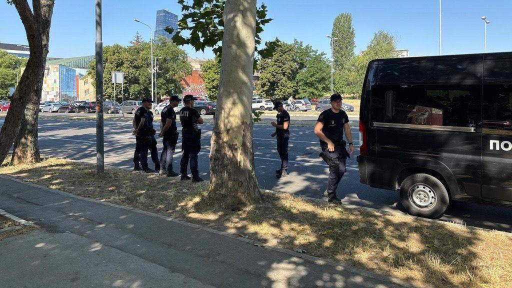 Policija kod Fakulteta dramskih umetnosti u Beogradu