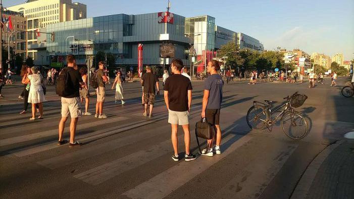 Ljudi stoje na raskrsici
