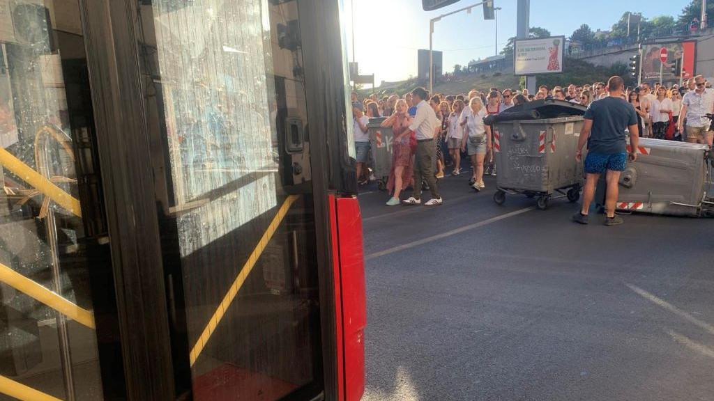 autobus ispred blokade