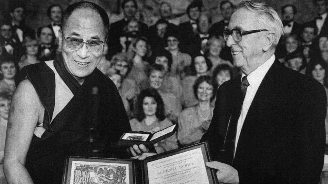 Dalaj Lama prilikom dobijanja Nobelove nagrade za mir 1989. godine