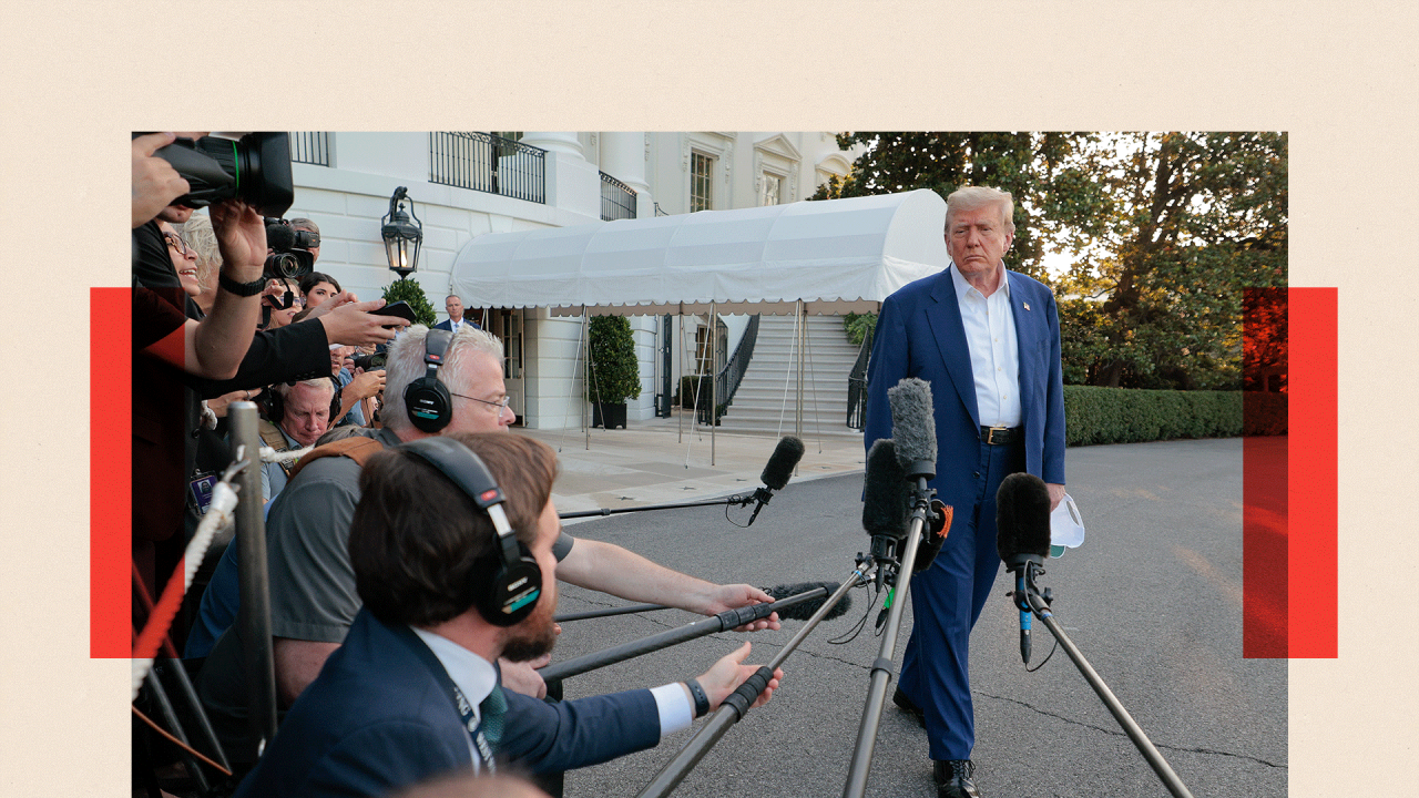 Donald Tramp razgovara sa novinarima pre ukrcavanja u predsednički helikopter Marin Van i napuštanja Bele kuće 24. juna 2025. godine u Vašingtonu.