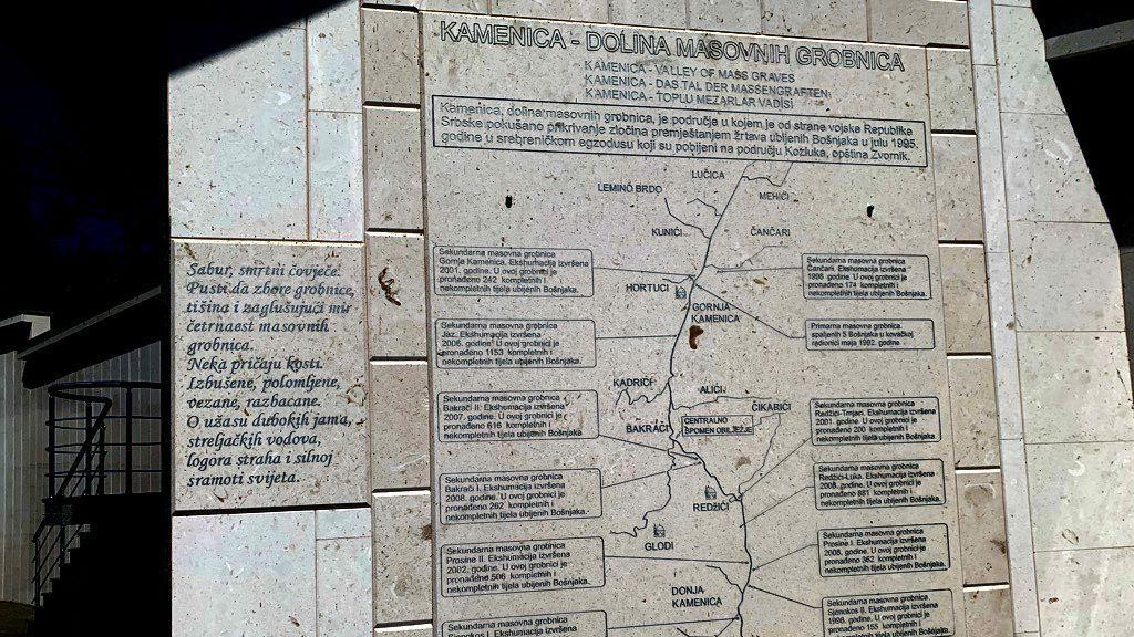 Spomen-obeležje na kome je uklesan put duž koga su u Kamenici otkrivene masovne grobnice