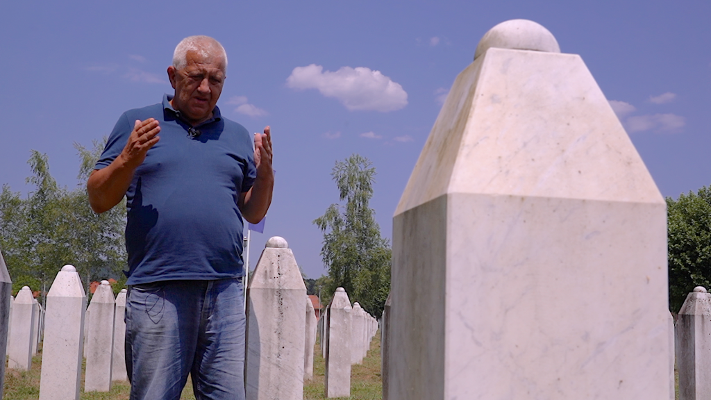 Sadik Selimović pred nišanima ubijenih članova porodice 