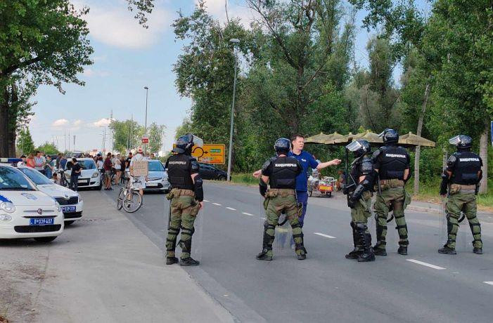 policija sprečava ljude da priđu gradilištu na kome je predsednik Vučić