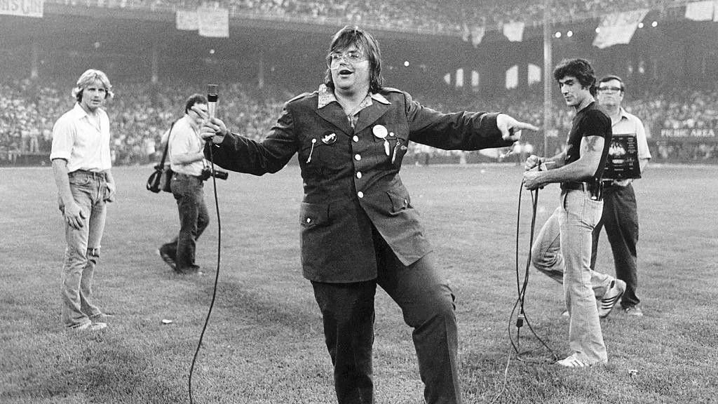 Di-džej Stiv Dal  na stadionu sa mikrofonom u ruci