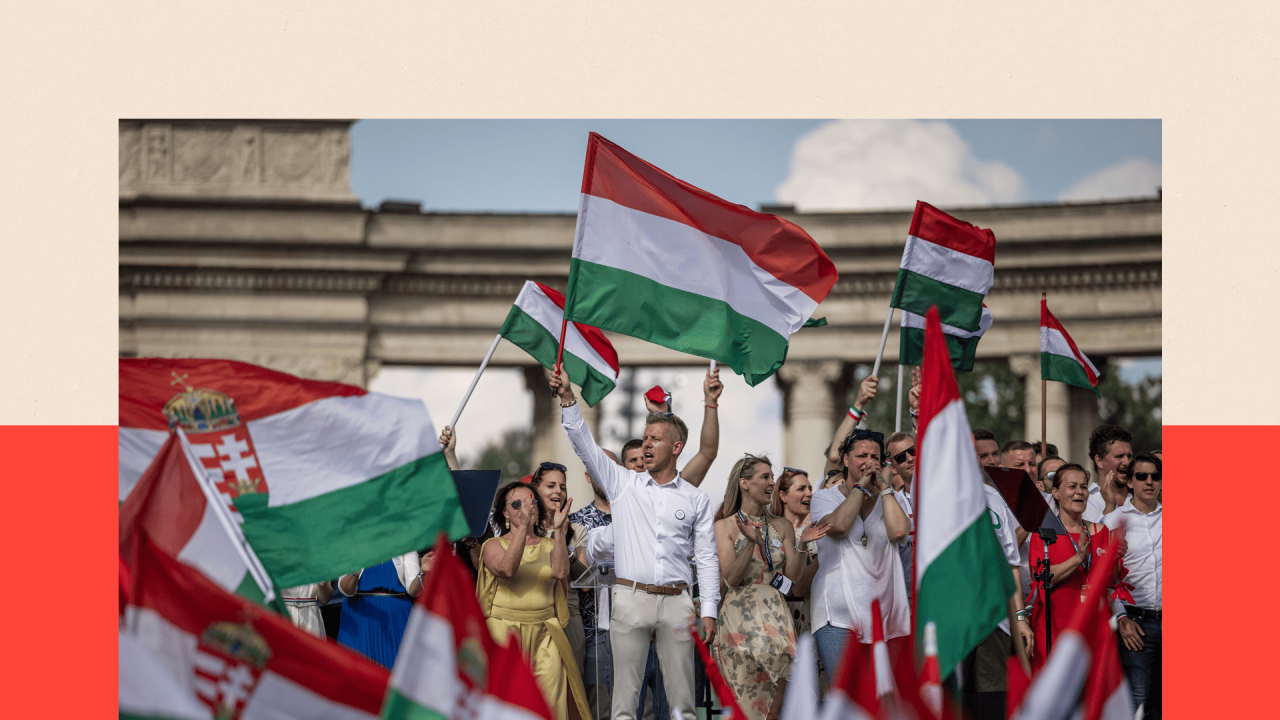 Peter Mađar drži mađarsku zastavu