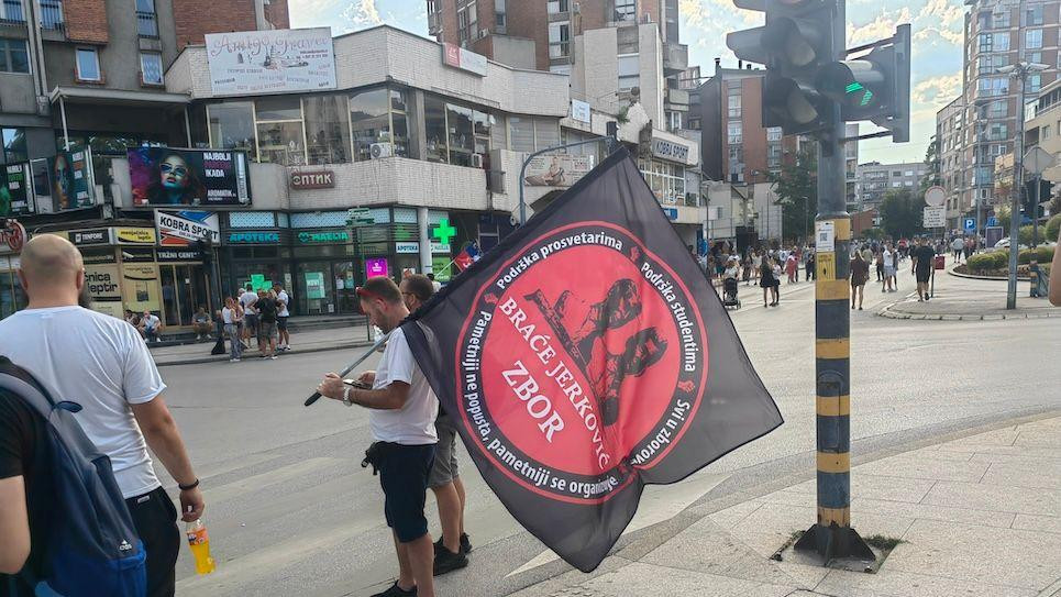 Zastava zbora naselja Braća Jerković na protestu u Užicu