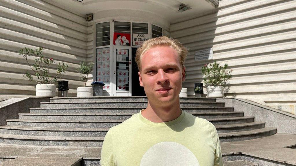 Matija Sabo Vojnić ispred Fakulteta organizacionih nauka