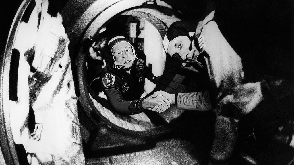 Komandant sovjetske posade Sojuza, Aleksej Leonov (levo), i komandant američke posade Apola, Tomas Staford (desno), rukuju se 17. jula 1975. u svemiru, negde iznad Zapadne Nemačke