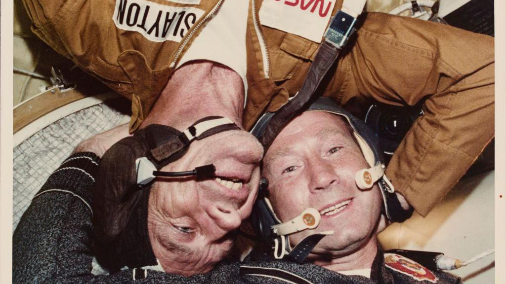 Dva člana posade američko-sovjetskog projekta Apolo-Sojuz tokom misije, jul 1975. To su Donald K. „Dik“ Slejton (levo), američki pilot priključnog modula, i Aleksej Arhipovič Leonov, sovjetski komandant misije.