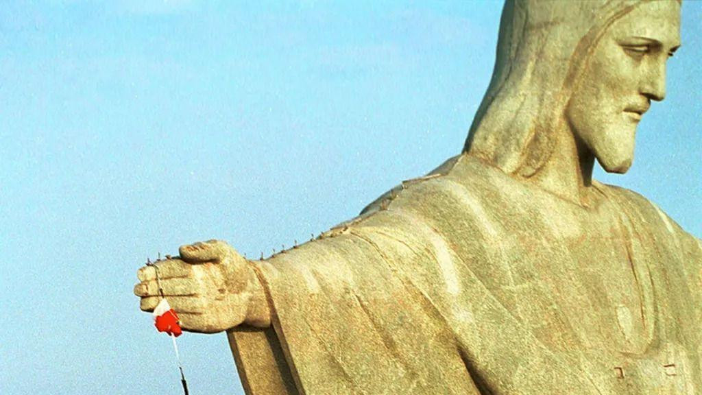 Baumgartner je postavio prvi rekord 1999. skočivši sa visine od 30 metara sa statue Hrista Spasitelja u Rio de Žaneiru, u Brazilu
