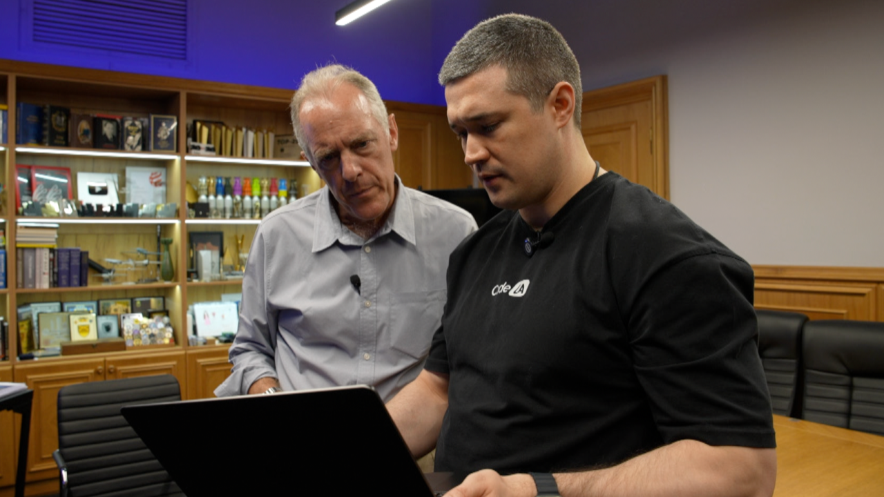 Mihailo Fedorov, ukrajinski ministar digitalne transformacije, pokazuje BBC-jevom dopisniku Polu Adamsu kako sistem funkcioniše